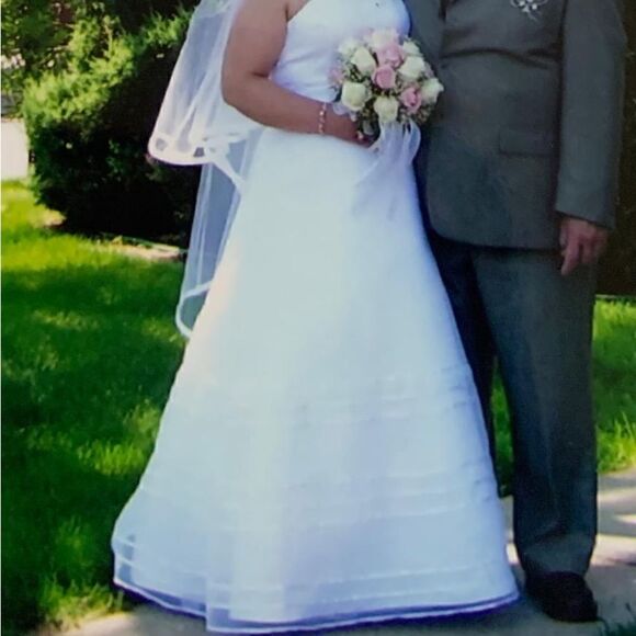 DAVID BRIDAL Wedding dress - Picture 1 of 16